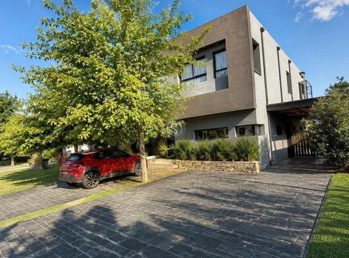 Casa · 330m² · 6 Ambientes · 1 Cochera