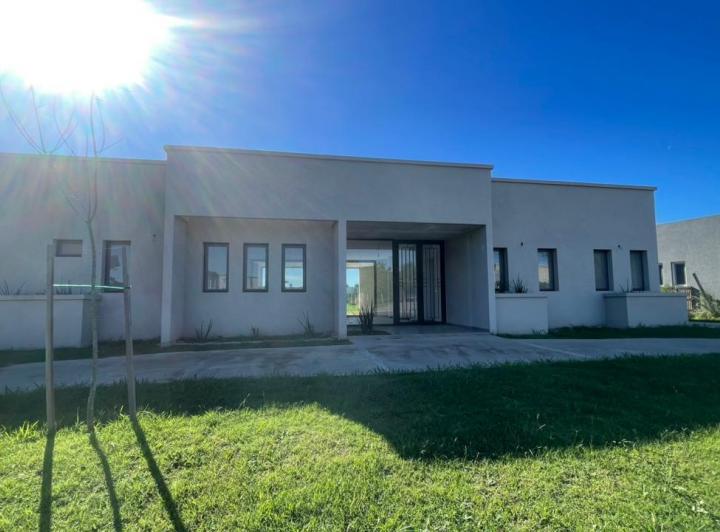 Casa · 820m² · 5 Ambientes · 4 Cocheras