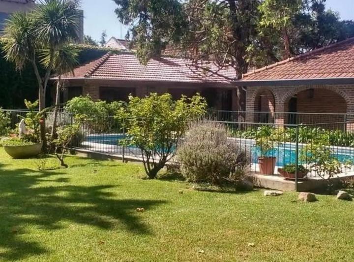Casa · 330m² · 6 Ambientes · 4 Cocheras