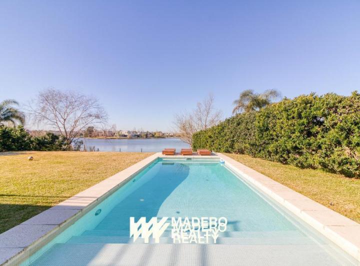 Casa · 300m² · 6 Ambientes · 1 Cochera