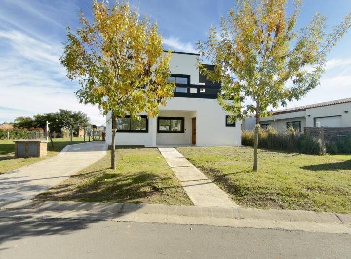 Casa · 224m² · 6 Ambientes · 2 Cocheras