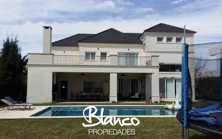 Casa · 364m² · 6 Ambientes · 2 Cocheras