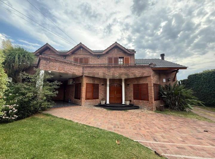 Casa · 289m² · 5 Ambientes · 3 Cocheras