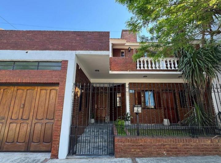 Casa · 200m² · 5 Ambientes · 1 Cochera