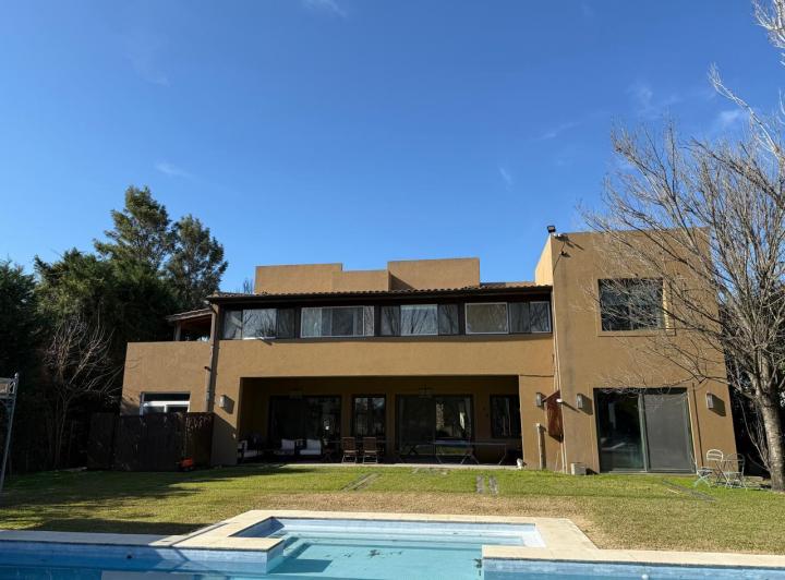 Casa · 400m² · 9 Ambientes · 6 Cocheras