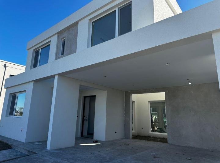 Casa · 223m² · 5 Ambientes · 6 Cocheras