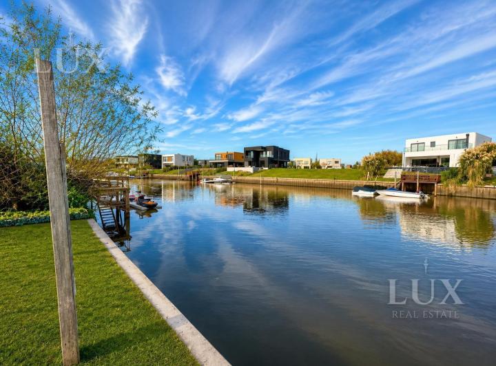Casa · 220m² · 6 Ambientes · 4 Cocheras