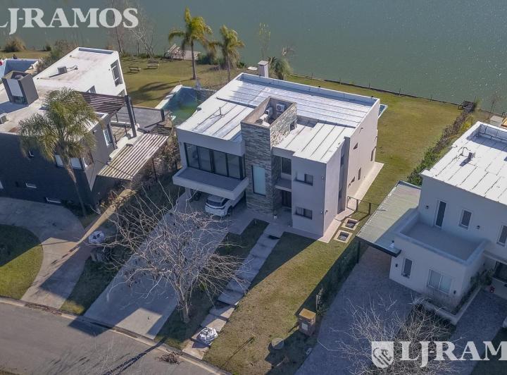 Casa · 240m² · 5 Ambientes · 2 Cocheras