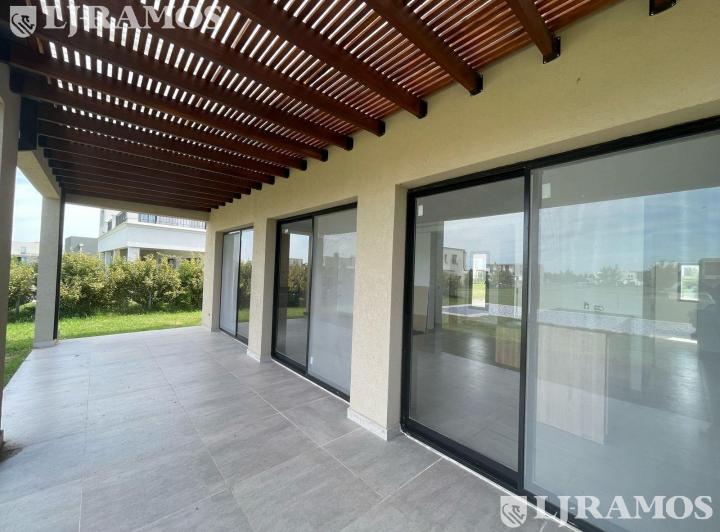 Casa · 784m² · 5 Ambientes · 2 Cocheras