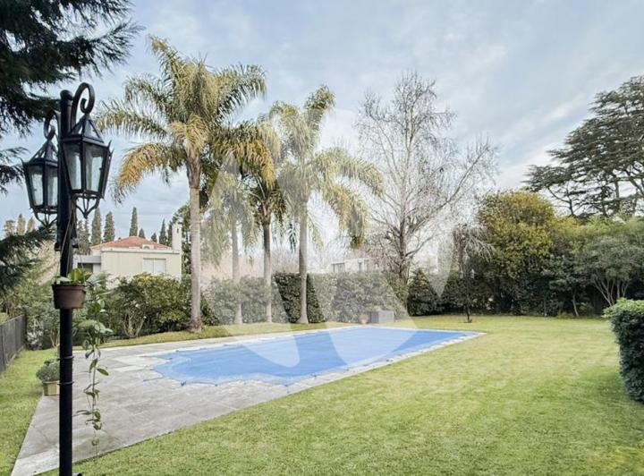 Casa · 700m² · 8 Ambientes · 2 Cocheras