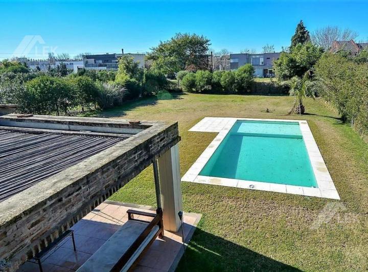 Casa · 228m² · 5 Ambientes · 2 Cocheras