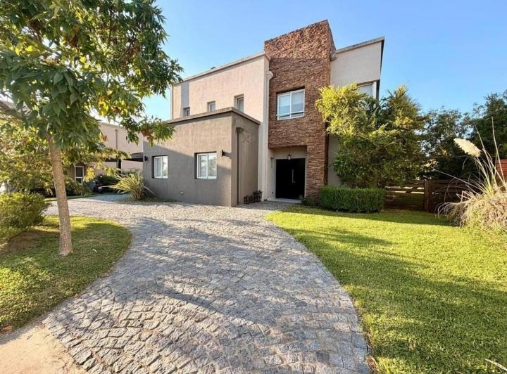 Casa · 185m² · 5 Ambientes · 5 Cocheras