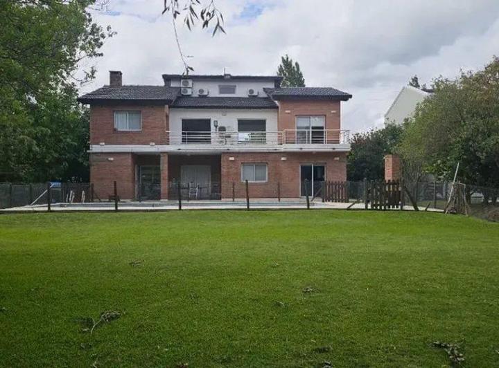 Casa · 286m² · 5 Ambientes · 2 Cocheras