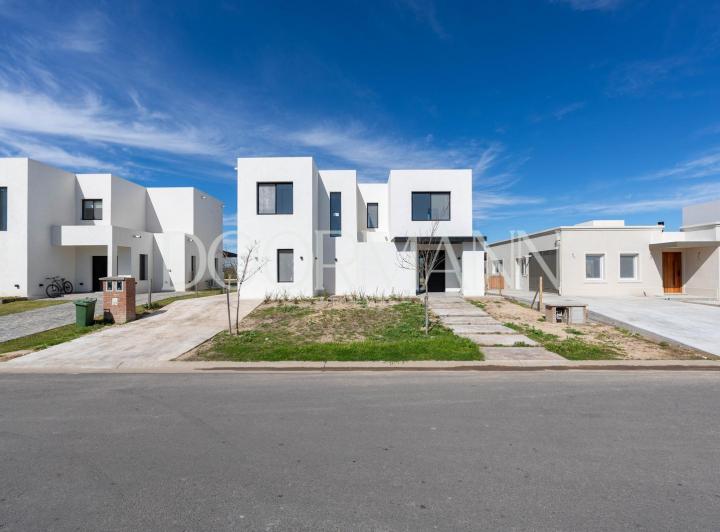 Casa · 182m² · 5 Ambientes · 2 Cocheras