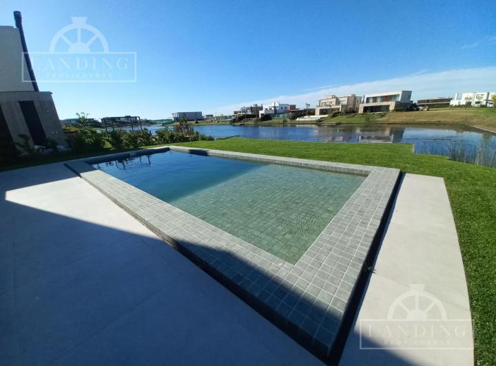 Casa · 300m² · 6 Ambientes · 4 Cocheras