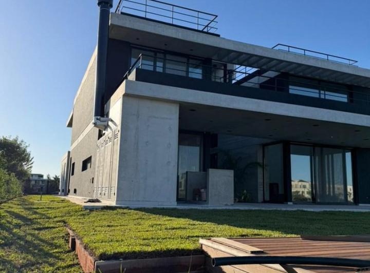 Casa · 432m² · 7 Ambientes · 3 Cocheras