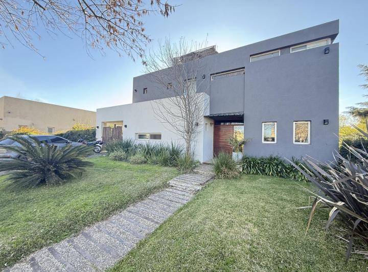 Casa · 202m² · 6 Ambientes · 2 Cocheras