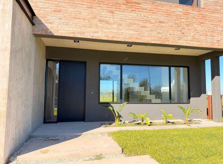 Casa · 231m² · 5 Ambientes · 2 Cocheras