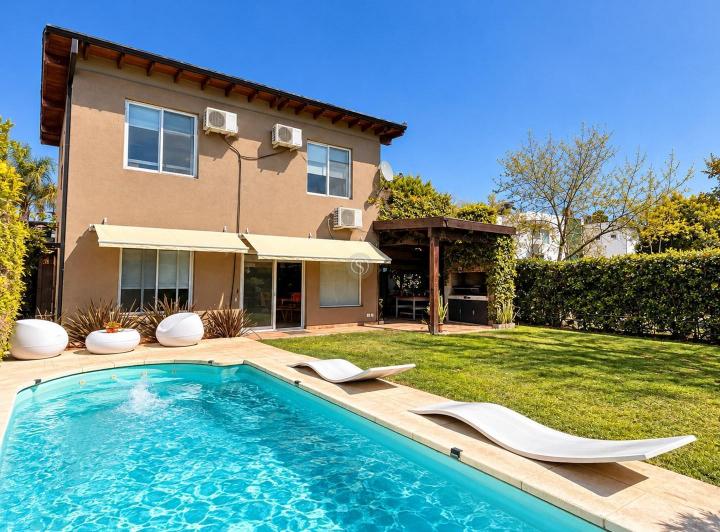 Casa · 122m² · 5 Ambientes · 2 Cocheras