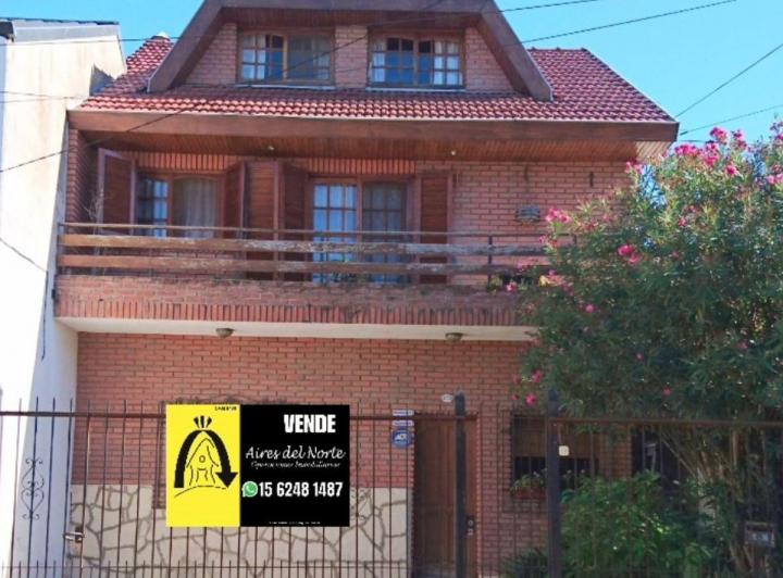 Casa · 300m² · 8 Ambientes · 2 Cocheras