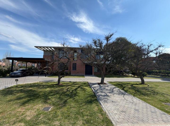 Casa · 318m² · 7 Ambientes · 2 Cocheras