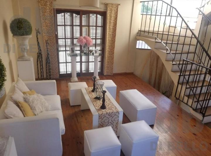 Casa · 245m² · 8 Ambientes · 1 Cochera