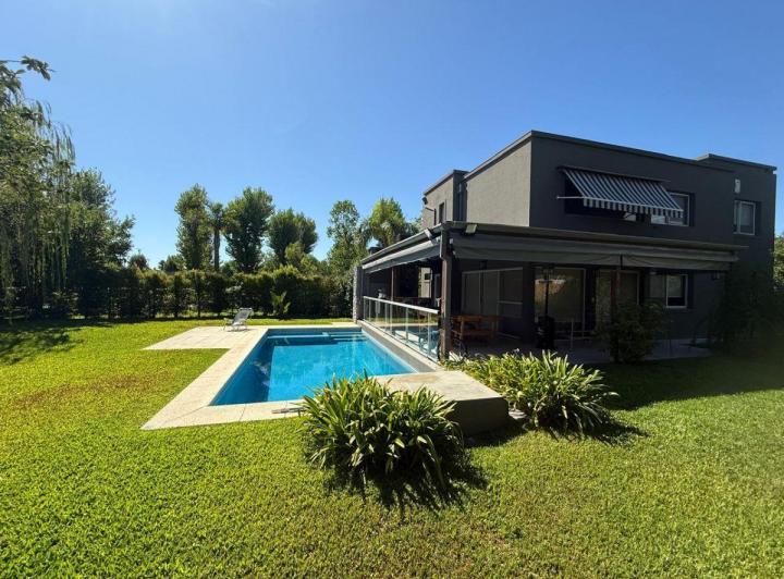 Casa · 276m² · 6 Ambientes · 2 Cocheras