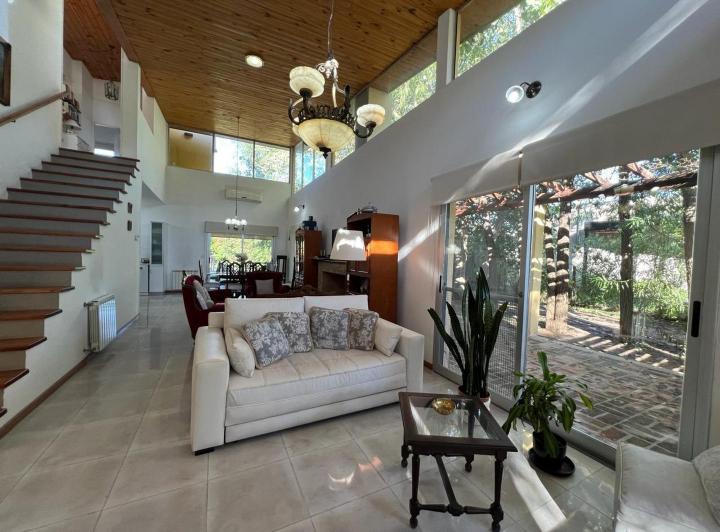 Casa · 228m² · 5 Ambientes · 4 Cocheras