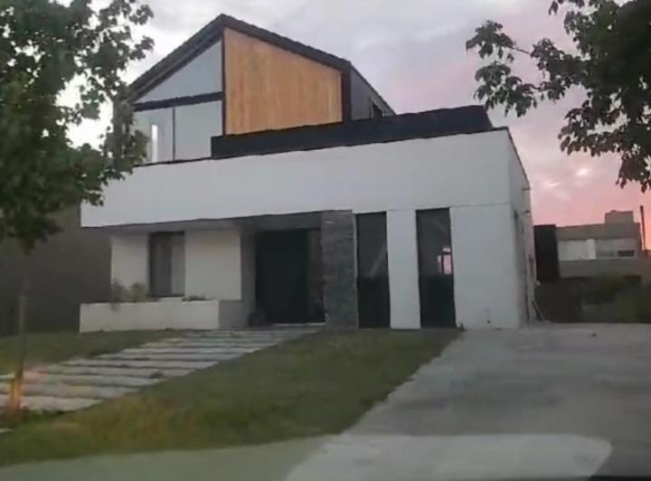 Casa · 180m² · 5 Ambientes · 4 Cocheras