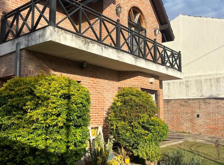 Casa · 250m² · 5 Ambientes · 5 Cocheras