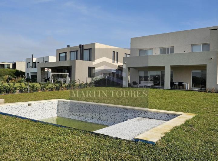 Casa · 200m² · 5 Ambientes · 4 Cocheras
