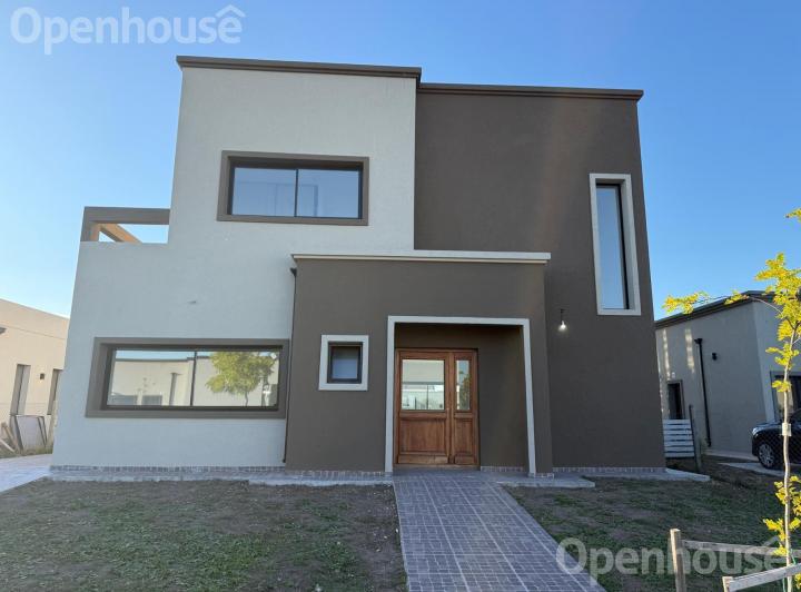 Casa · 221m² · 6 Ambientes · 2 Cocheras