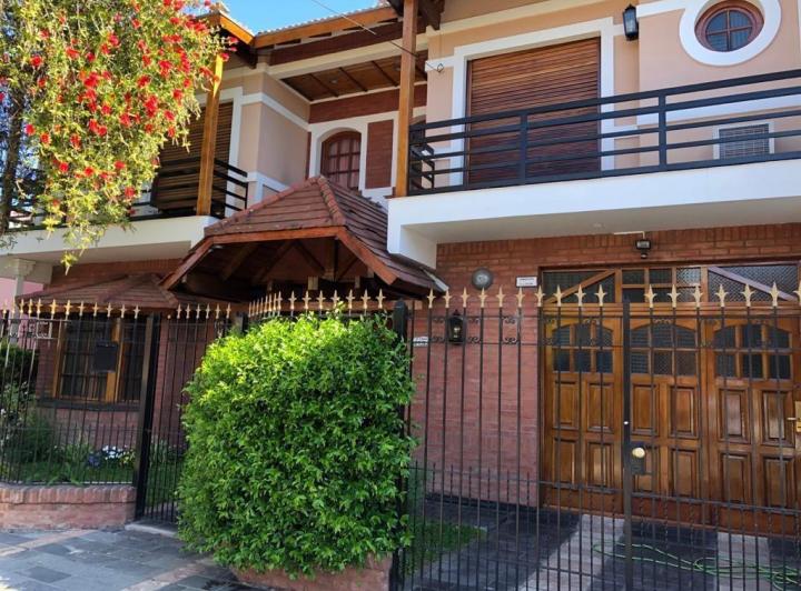 Casa · 276m² · 5 Ambientes · 2 Cocheras