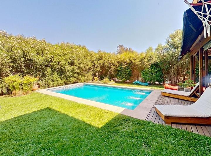 Casa · 330m² · 5 Ambientes · 3 Cocheras
