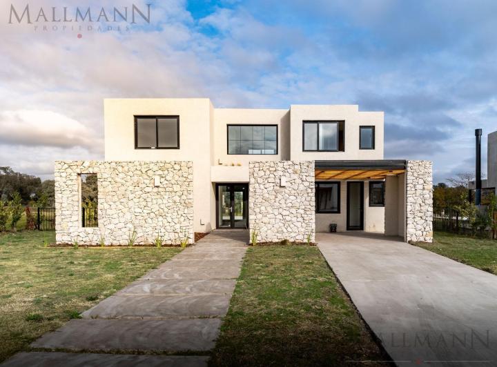 Casa · 254m² · 6 Ambientes · 2 Cocheras
