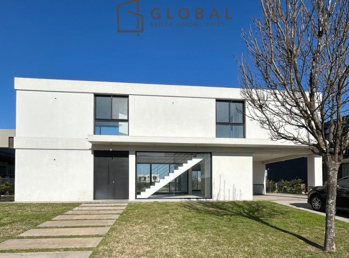 Casa · 290m² · 6 Ambientes · 1 Cochera