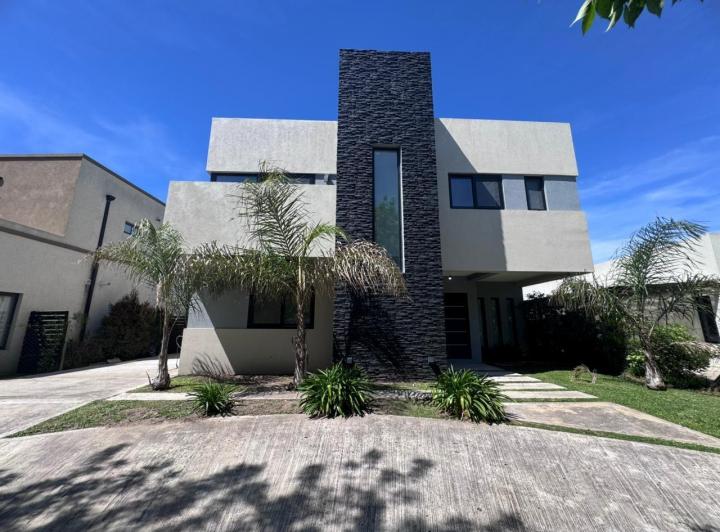 Casa · 145m² · 5 Ambientes · 1 Cochera