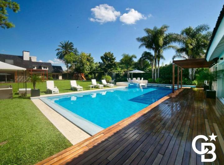 Casa · 692m² · 4 Dormitorios · 2 Cocheras