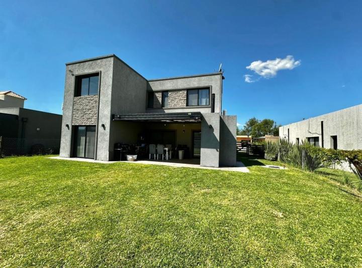 Casa · 170m² · 5 Ambientes · 2 Cocheras