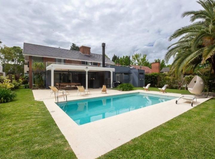 Casa · 330m² · 5 Ambientes · 2 Cocheras