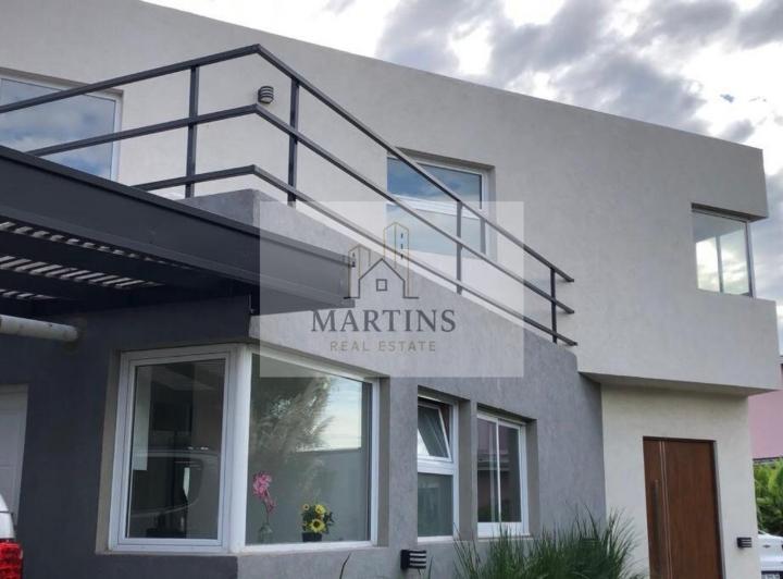 Casa · 193m² · 5 Ambientes · 2 Cocheras