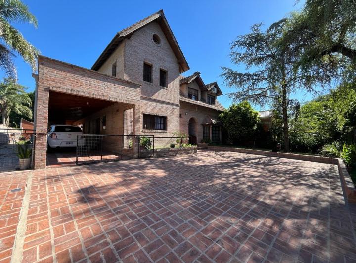 Casa · 340m² · 7 Dormitorios · 1 Cochera