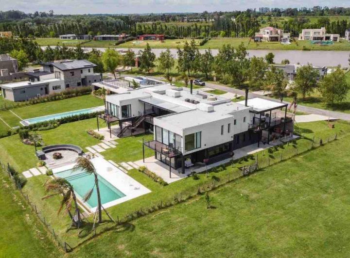 Casa · 650m² · 7 Ambientes · 5 Cocheras