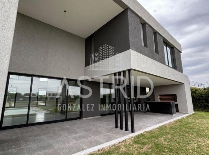 Casa · 245m² · 5 Ambientes