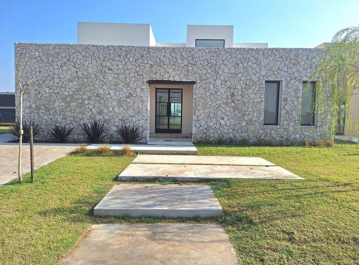 Casa · 223m² · 5 Ambientes · 3 Cocheras