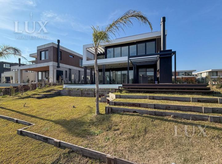 Casa · 446m² · 6 Ambientes · 4 Cocheras