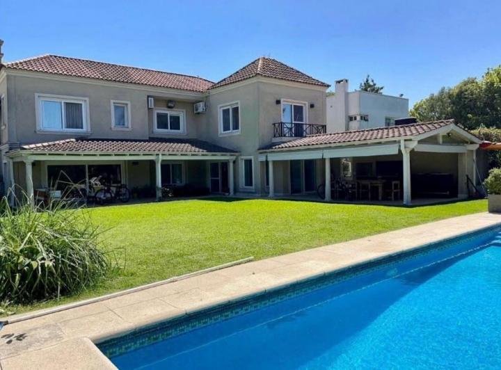 Casa · 350m² · 6 Ambientes · 2 Cocheras