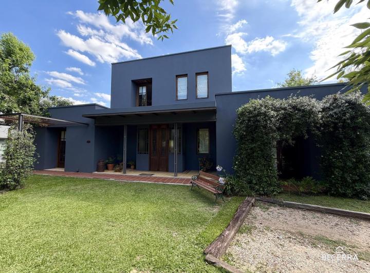 Casa · 1050m² · 6 Ambientes · 2 Cocheras