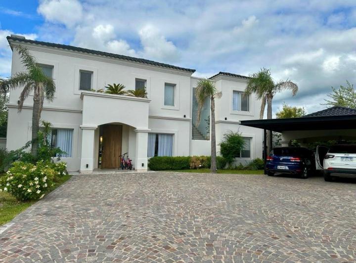 Casa · 500m² · 5 Ambientes · 1 Cochera