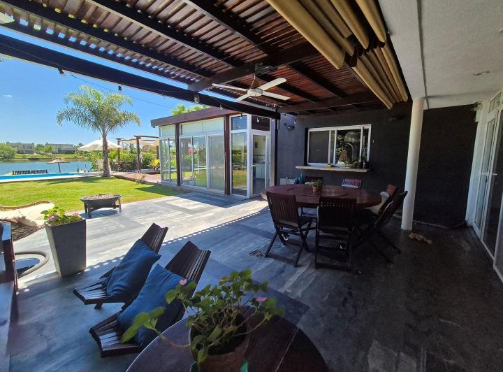 Casa · 246m² · 8 Ambientes · 1 Cochera